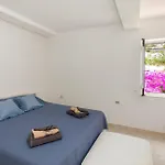 Beach Front Apartment In Klek With House Sea View アパート クレック