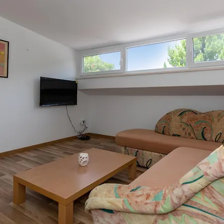 3 Bedroom Front In Apartment *