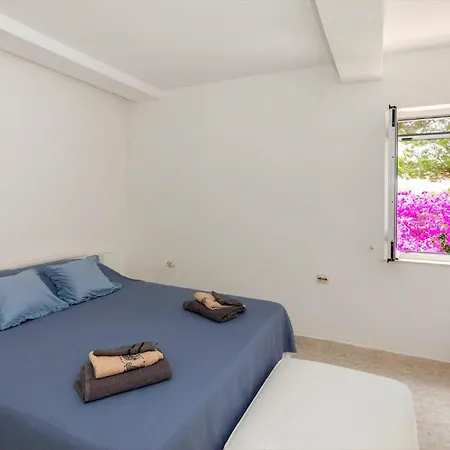 3 Bedroom Beautiful In Διαμέρισμα Klek